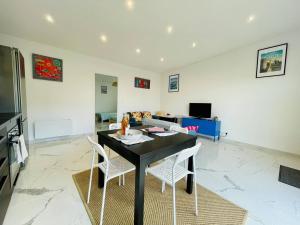 Maisons de vacances Jacuzzi prive 500m de la mer : photos des chambres