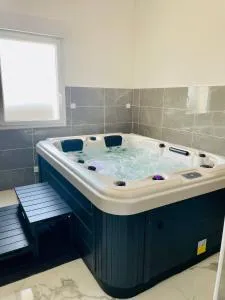 Jacuzzi privé 500m de la mer - 布兰维尔苏米尔