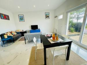 Maisons de vacances Jacuzzi prive 500m de la mer : photos des chambres