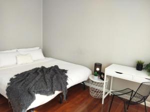 Modern and Stylish 3 bedroom home, Western Sydney Ideal for Contractors