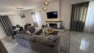 Το ΦΑΡΑΓΓΙ Του ΠΑΡΝΑΣΣΟΥ