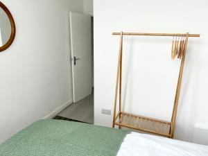 Comfy 1 bedroom flat- very near to the train station