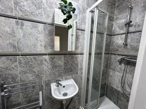 Comfy 1 bedroom flat- very near to the train station