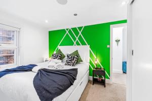 3 bed trendy Vibe House in Earls court Kensington