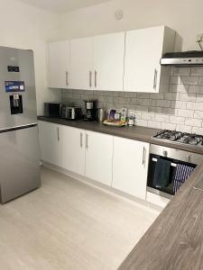 Comfy 1 bedroom flat- very near to the train station