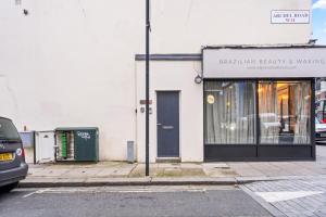 3 bed trendy Vibe House in Earls court Kensington