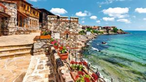 Яхта на море първа линия Созопол