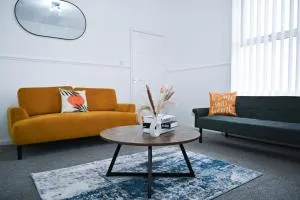 Spacious 3 Bed House - Walk to Metro - Free Parking, Sleeps 6 - Close to City Centre - Pallion