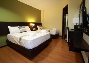 MAKATI Boutique Hotel near NAIA Airport Terminal 3 Edsa Pasay CBD