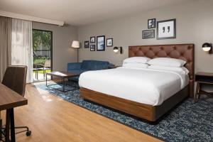 Deluxe Guest room, 1 King, Sofa bed, Patio room in Four Points by Sheraton Bakersfield