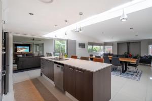 8 min to beach, Sleep 12 and Pets