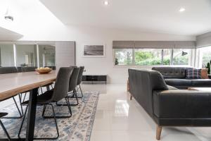 8 min to beach, Sleep 12 and Pets