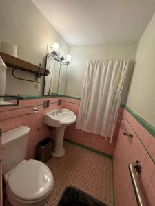 Charming Cape Cod Bungalow at Niagara Falls, NY!