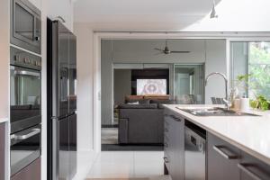 8 min to beach, Sleep 12 and Pets