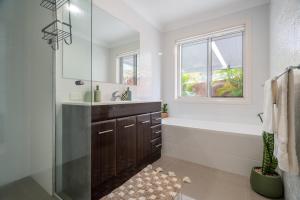 8 min to beach, Sleep 12 and Pets