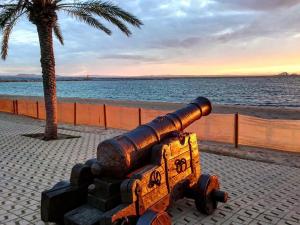 Apartamento en 1ª Línea de Playa en Roses con Terraza, Vista al Mar y Parking Comunitario - ES-258-3