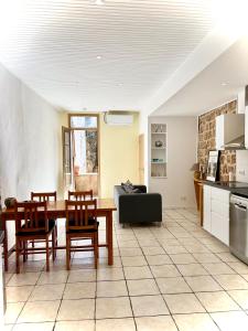 Maisons de vacances Renovated village house in peaceful town near Med - Air conditioning, balcony : photos des chambres