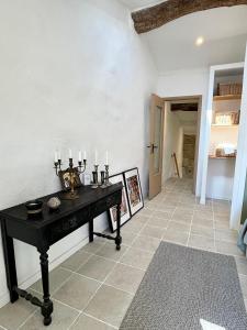Maisons de vacances Renovated village house in peaceful town near Med - Air conditioning, balcony : photos des chambres