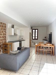 Maisons de vacances Renovated village house in peaceful town near Med - Air conditioning, balcony : photos des chambres