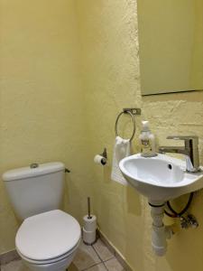 Maisons de vacances Renovated village house in peaceful town near Med - Air conditioning, balcony : photos des chambres