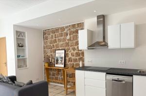 Maisons de vacances Renovated village house in peaceful town near Med - Air conditioning, balcony : photos des chambres