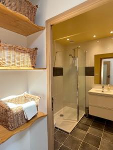 Maisons de vacances Renovated village house in peaceful town near Med - Air conditioning, balcony : photos des chambres