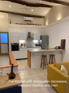 Maisons de vacances Quiet street in old Meze - terrace, 250m to beach : photos des chambres