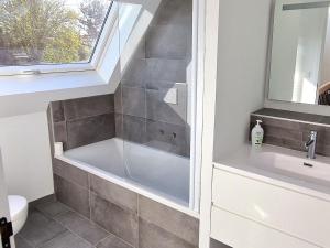 Maisons de vacances Maison renovee coeur de Groix, 9 couchages - FR-1-813-13 : photos des chambres