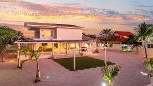 NEW Stunning 5BR Tropical Oasis by Bocobay