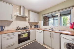 BridgeCity 4 bedroom house with parking in Maidstone Town