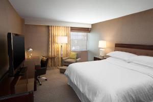 Club King Room room in Sheraton Pittsburgh Airport Hotel