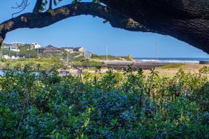 Central Wilderness Bliss - Sleeps 6 - Beach & Lagoon