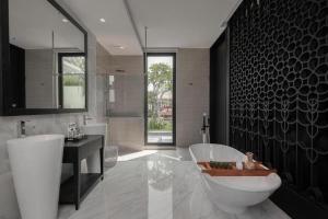Western Taste of 5 BR Luxurious Villa Canggu CYN