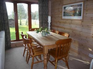 Charming Cottage in Romney Marsh Britain with Wooden Deck