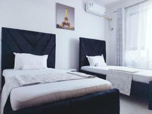 Royal Ebony At Buxton Point with pool, gym, tennis court, beautiful gardens and kids play area