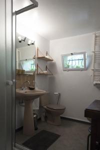 Sejours chez l'habitant La Villa Plaisance - maison et Chambres d hotes a proximite de Chateaneuf-du-Pape : Chambre Familiale avec Salle de Bains Privative