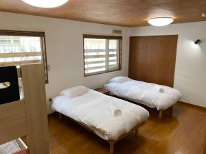 Midway Makkari House