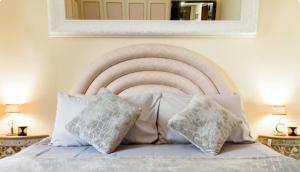 Spacious Penthouse with Stunning Views of Historic Landmarks