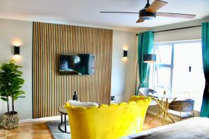 Yellow Couch Studio Apartment 1 KingBed