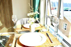 Yellow Couch Studio Apartment 1 KingBed