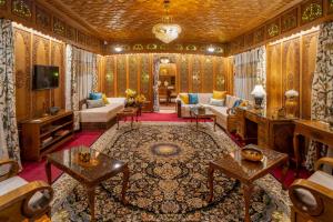 Dilnaaz group of houseboats