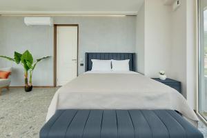 Панорамная квартира на первой линии моря Skyline Resort, Becici, Budva