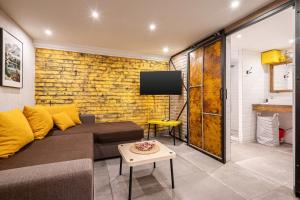 Yellow Compass Studio W40