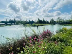 Lakeside Escape with Hot Tub - Allerthorpe