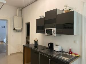 Cosy Apartment with Terrace & Free Parking