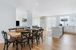 Stylish 5-Bedroom Home Geographe - Glen Iris