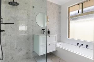 Stylish 5-Bedroom Home Geographe