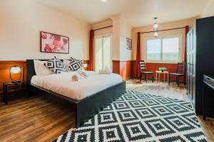 Distinct & Decent 2 BDR Apt Steps From Nightlife and Airport