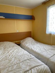 Maisons de vacances Mobilhome Super Titania - 3 Bedrooms - Family Camping JF102 : photos des chambres