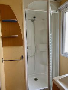 Maisons de vacances Mobilhome Super Titania - 3 Bedrooms - Family Camping JF102 : photos des chambres